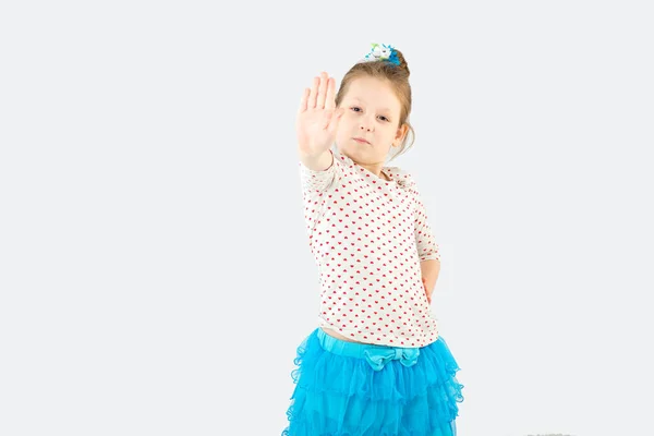Mała Dziewczynka Podniesioną Ręką Robi Gest Znaku Stopu — Zdjęcie stockowe