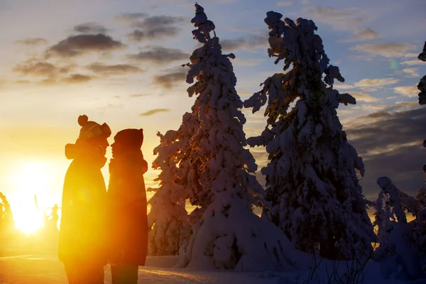 一对年轻人 一个男人和一个女孩在日落背景下的山顶上 Ski度假胜地 俄罗斯Sheregesh — 图库照片