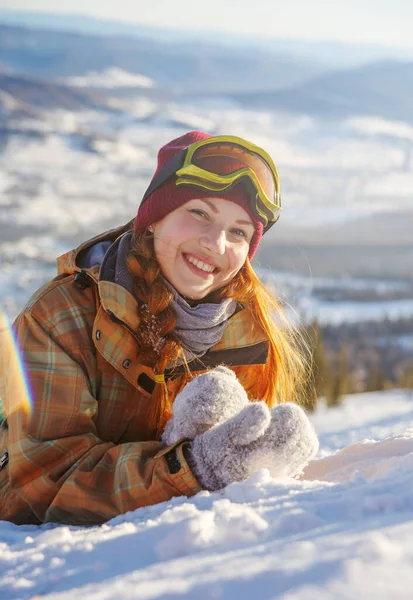 Vacker Flicka Snowboardåkare Ler Tittar Kameran Runt Den Snöiga Skogen — Stockfoto