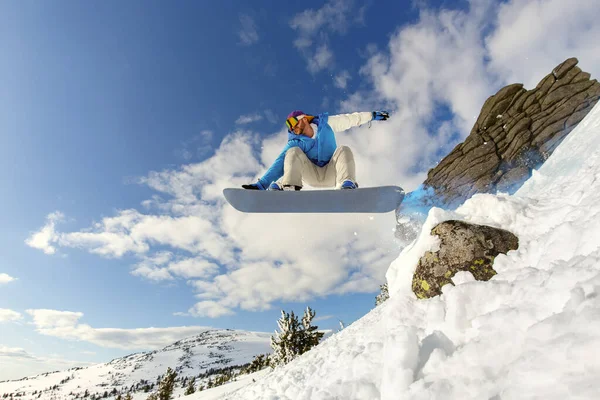 Snowboarder Ugrál Levegőben Mély Kék Háttérben — Stock Fotó