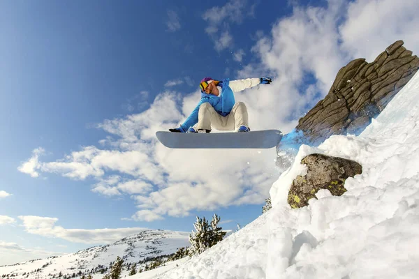 Snowboarder Springen Door Lucht Met Diep Blauwe Lucht Achtergrond — Stockfoto