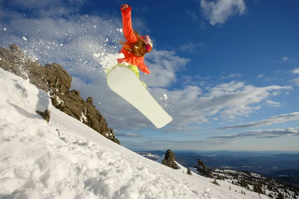 Garota Snowboarder Salto Fundo Das Montanhas — Fotografia de Stock