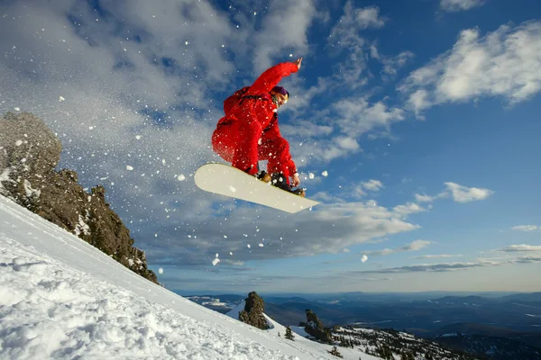 Snowboardista Skákání Vzduchem Hlubokou Modrou Oblohou Pozadí — Stock fotografie