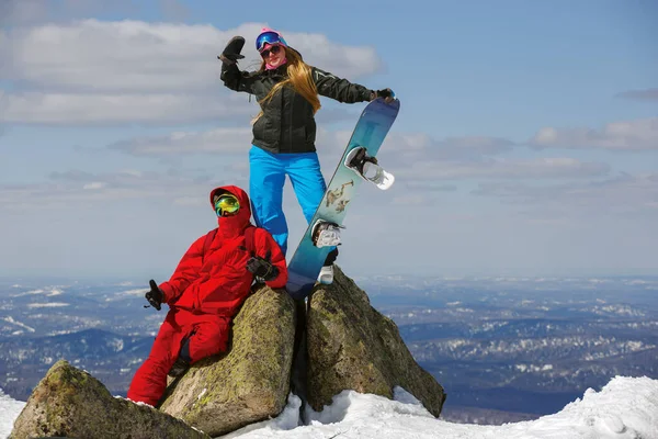 幸福的滑雪板夫妇在冬天山 图库照片