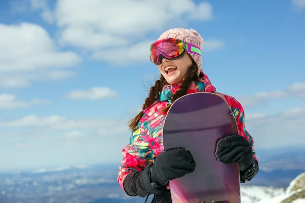 여자의 Snowboarder 리조트를 즐긴다 Sheregesh입니다 러시아 로열티 프리 스톡 사진