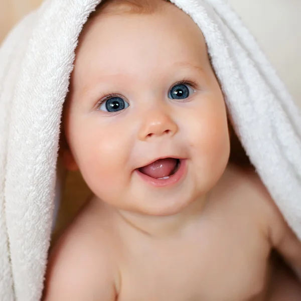Un Beau Bebe Souriant Enveloppe Dans La Courtepointe Positif Peu Stock Photo Un Beau Bebe Souriant Enveloppe Dans La Courtepointe Positif Peu Stock Photo
