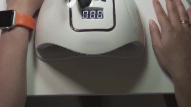 Manikür ustası aletteki çivileri kurutur.