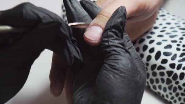 Маникюрша работает с мужскими руками — стоковое видео