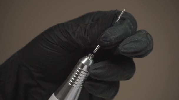 Manucure fonctionne avec une perceuse avec des ongles masculins — Video