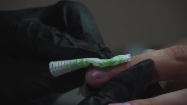 Maniküre behandelt männliche Hände mit einem Antiseptikum — Stockvideo