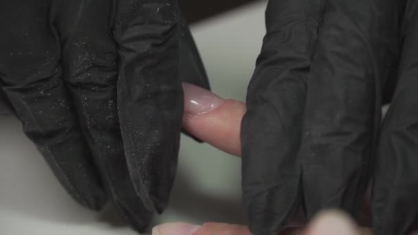Manicurista costruisce le unghie di una mano femminile3 — Video Stock
