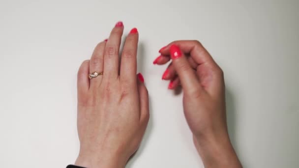 Ragazza mostra unghie appena dipinte al maestro manicure — Video Stock