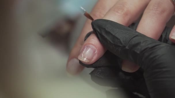 Manicurista costruisce le unghie di una mano femminile1 — Video Stock