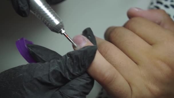 Manikiurzystka pracuje z wiertłem z męskimi paznokciami — Wideo stockowe