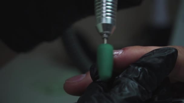 Маникюрша работает с дрелью с мужскими ногтями — стоковое видео