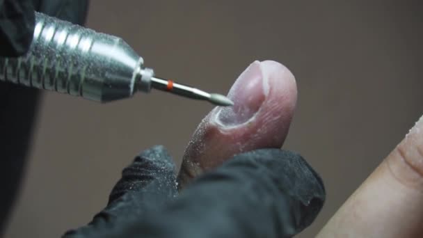 Close-up manicure werkt met een boor met mannelijke nagels — Stockvideo