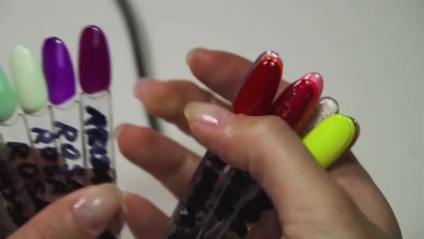 Manicure mostra catálogo de cores — Vídeo de Stock