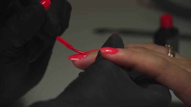 Manicure rosa pinta as unhas de uma mão feminina — Vídeo de Stock