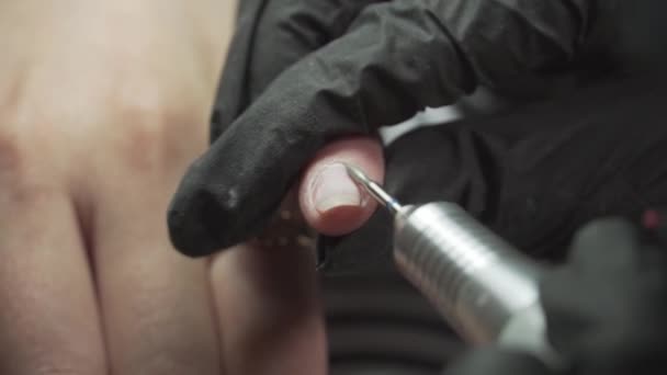 Manicura trabaja con un taladro con clavos femeninos — Vídeos de Stock