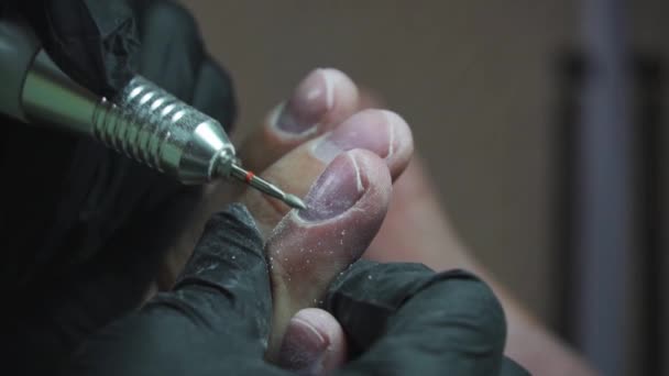 Маникюрша работает с дрелью с мужскими ногтями — стоковое видео