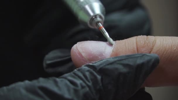 Manicurista trabaja con un taladro con clavos masculinos — Vídeo de stock