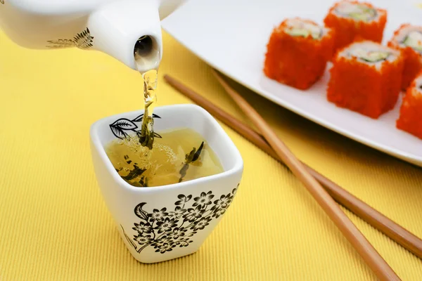 Sushi en gieten thee — Stockfoto