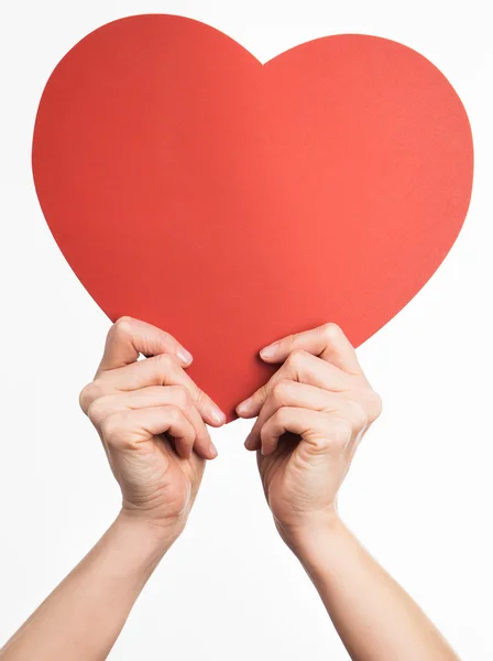 Kırmızı kalp şekli tutan eller