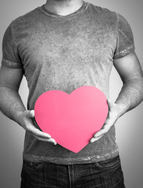 Kalp şekli tutan eller