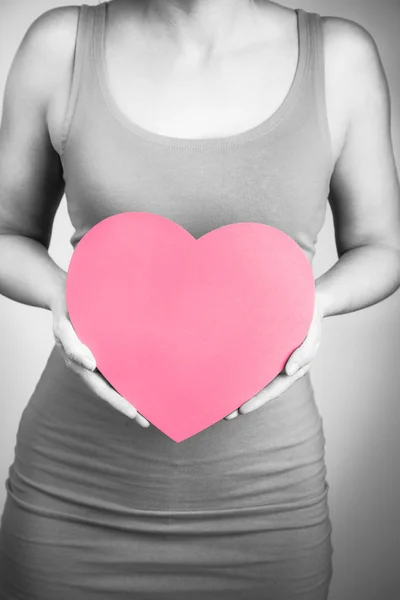 Kadın kalp şekli tutan