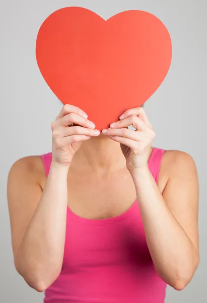 Kadın kalp şekli tutan