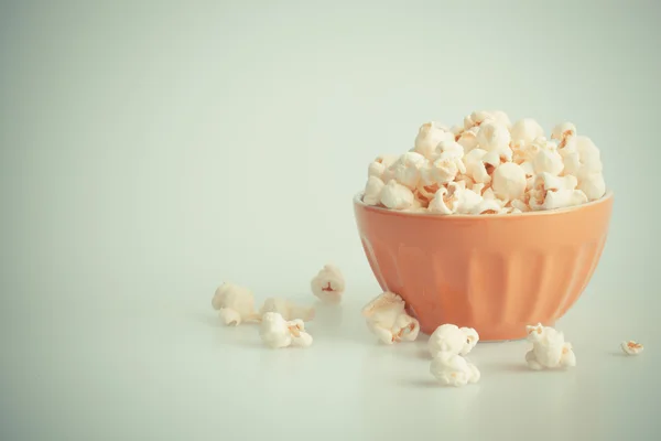 Oranžový popcorn mísa — Stock fotografie