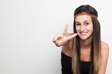 Barış yapmaya beyaz bir arka plan üzerinde poz genç bir kadın