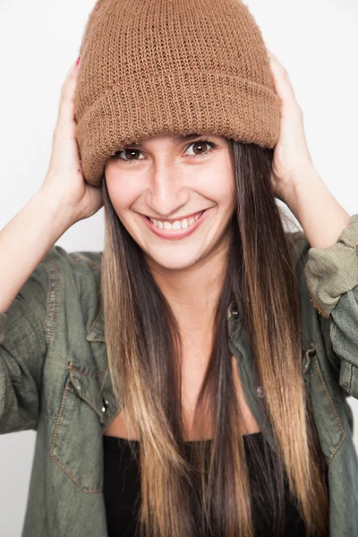 Genç bir kadın yüzü kahverengi şapka ile gülümseyen — Stok fotoğraf