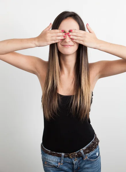 Mujer joven cubriendo sus ojos — Foto de Stock