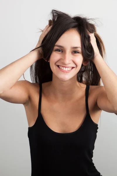 Vacker ung kvinna som spelar i håret — Stockfoto