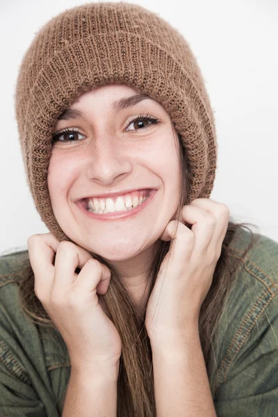 Νεαρή γυναίκα χαμογελαστό πρόσωπο με καφέ καπέλο — Φωτογραφία Αρχείου