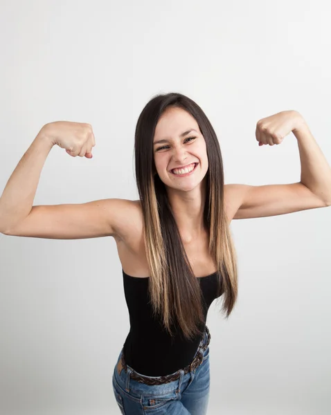 Hermosa joven mujer flexionando sus bíceps — Foto de Stock