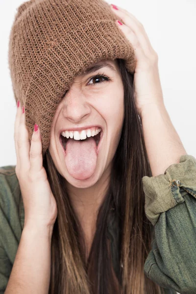 Mujer joven sonriendo cara con sombrero marrón — Foto de Stock