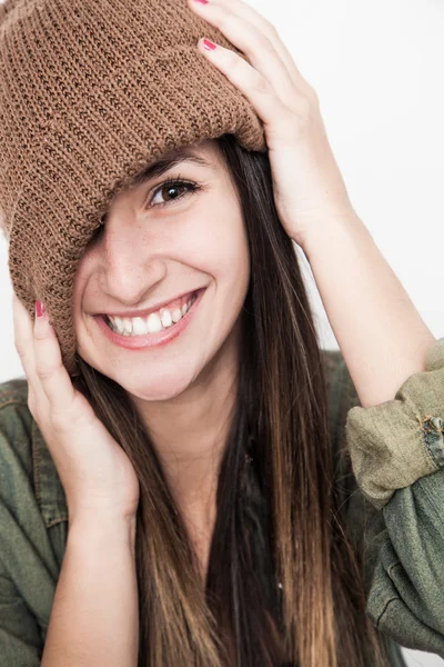 Jeune femme visage souriant avec chapeau marron — Photo