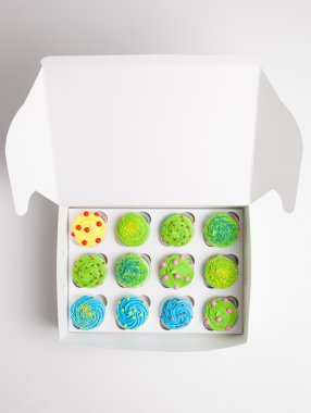 Beyaz kutu içinde cupcakes