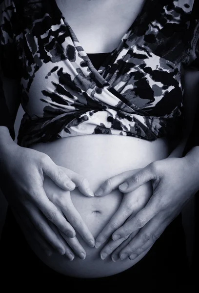 Kobieta w ciąży z rąk na brzuchu — Zdjęcie stockowe