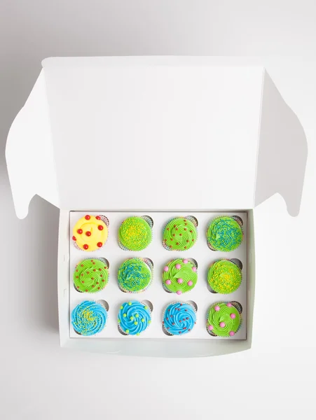 Beyaz kutu içinde cupcakes