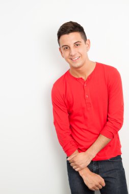 genç adam beyaz bir arka planı poz