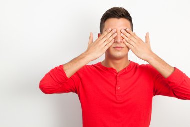 Genç adam gözlerini kapatıyor.