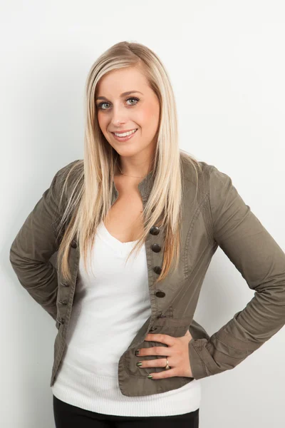 Retrato de una joven rubia sonriendo — Foto de Stock