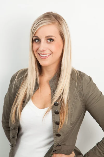 Retrato de una joven rubia sonriendo — Foto de Stock