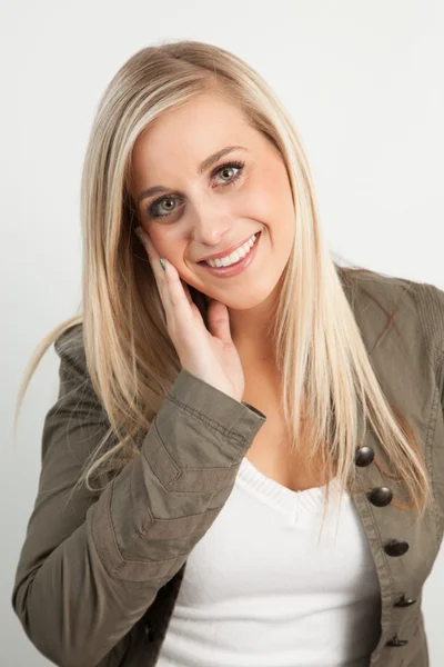 Retrato de una joven rubia sonriendo — Foto de Stock