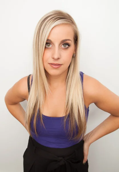 gülümseyen genç sarışın bir kadın portresi