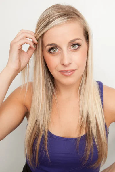 Retrato de una joven rubia sonriendo — Foto de Stock