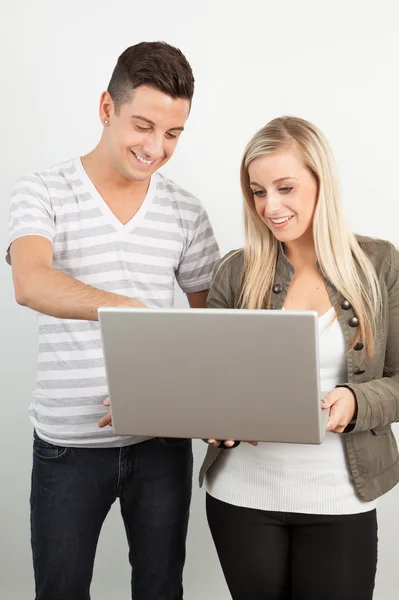 Schüler mit Laptop lizenzfreie Stockfotos